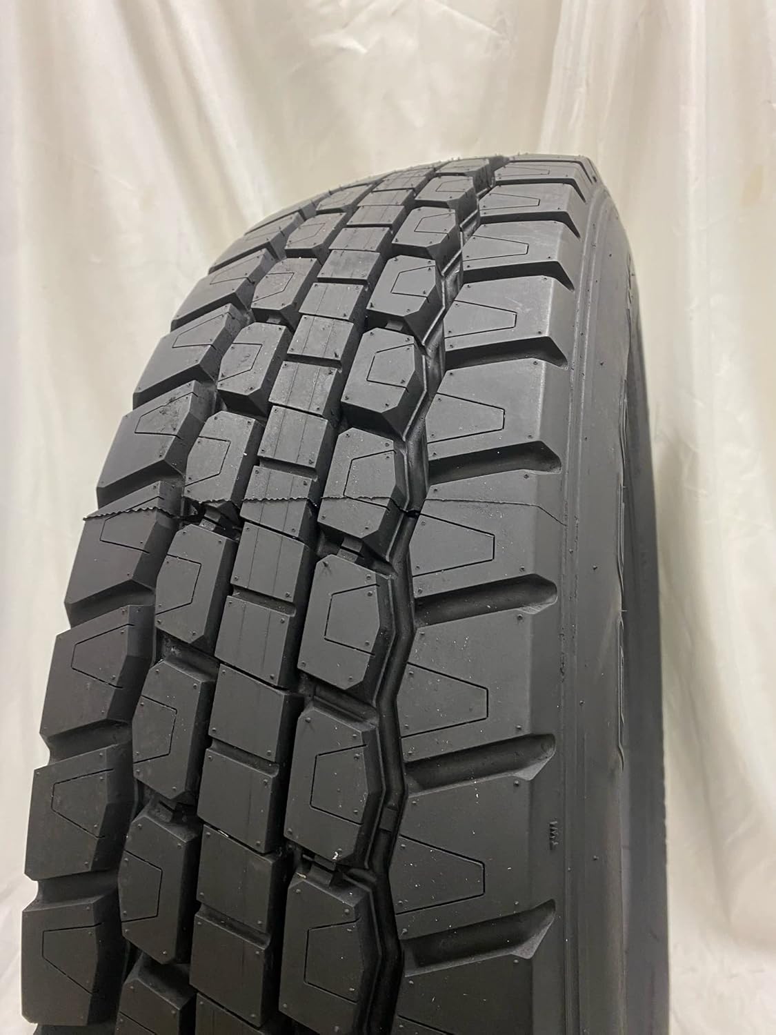 225/70R19.5 14 Ply Drive Tire T27775