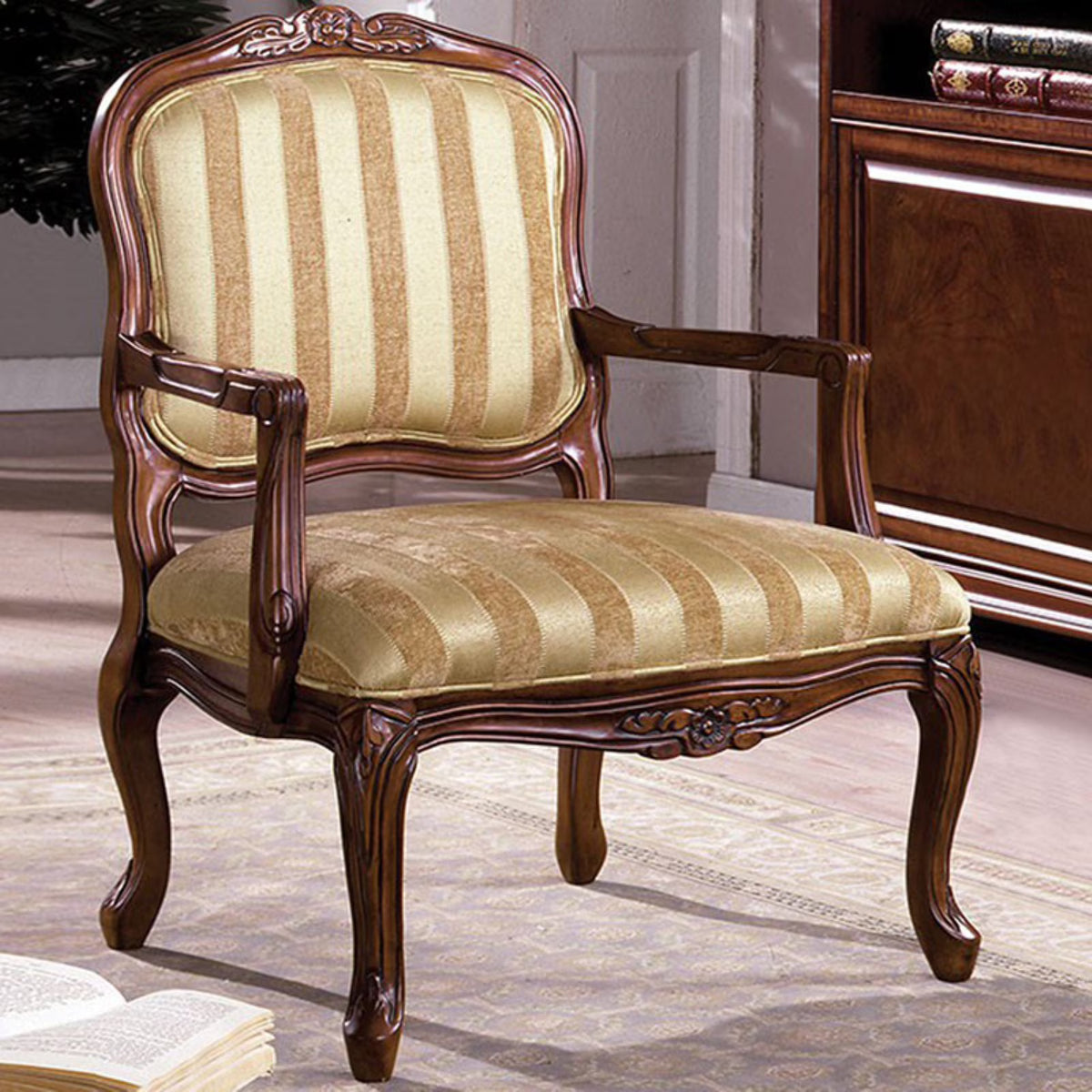 Traditional Fabric Upholstered Arm Chair with Carving Q51604